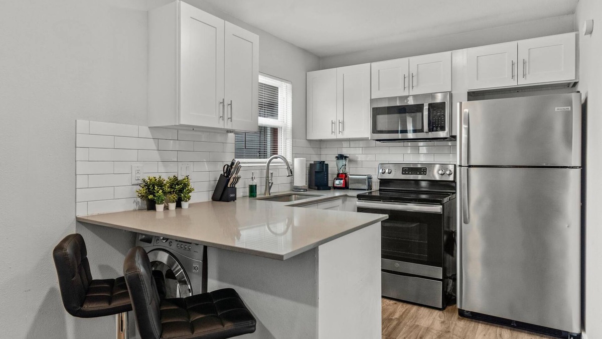 North University Apartment | Modern 2BR Near UT Hyde Park Evonify