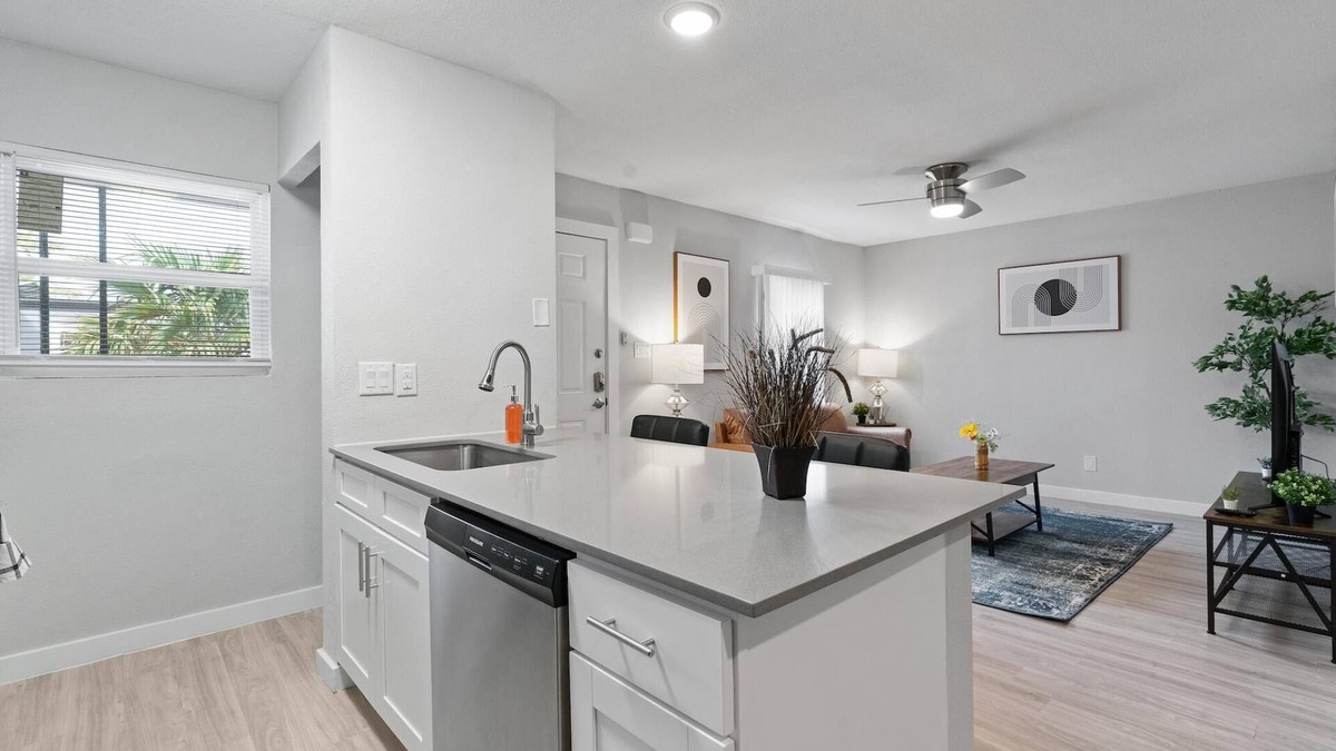 North University Apartment | Modern 2BR Near UT Hyde Park Evonify