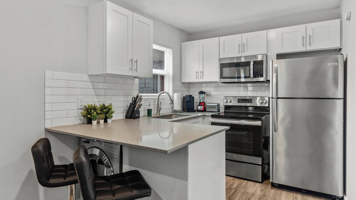 Hyde Park Apartment | Modern 2BR Near UT | Hyde Park | Evonify 7139