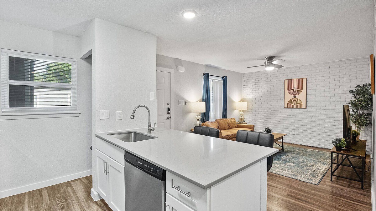 Hyde Park Apartment | Modern 2BR Near UT | Hyde Park | Evonify 7923