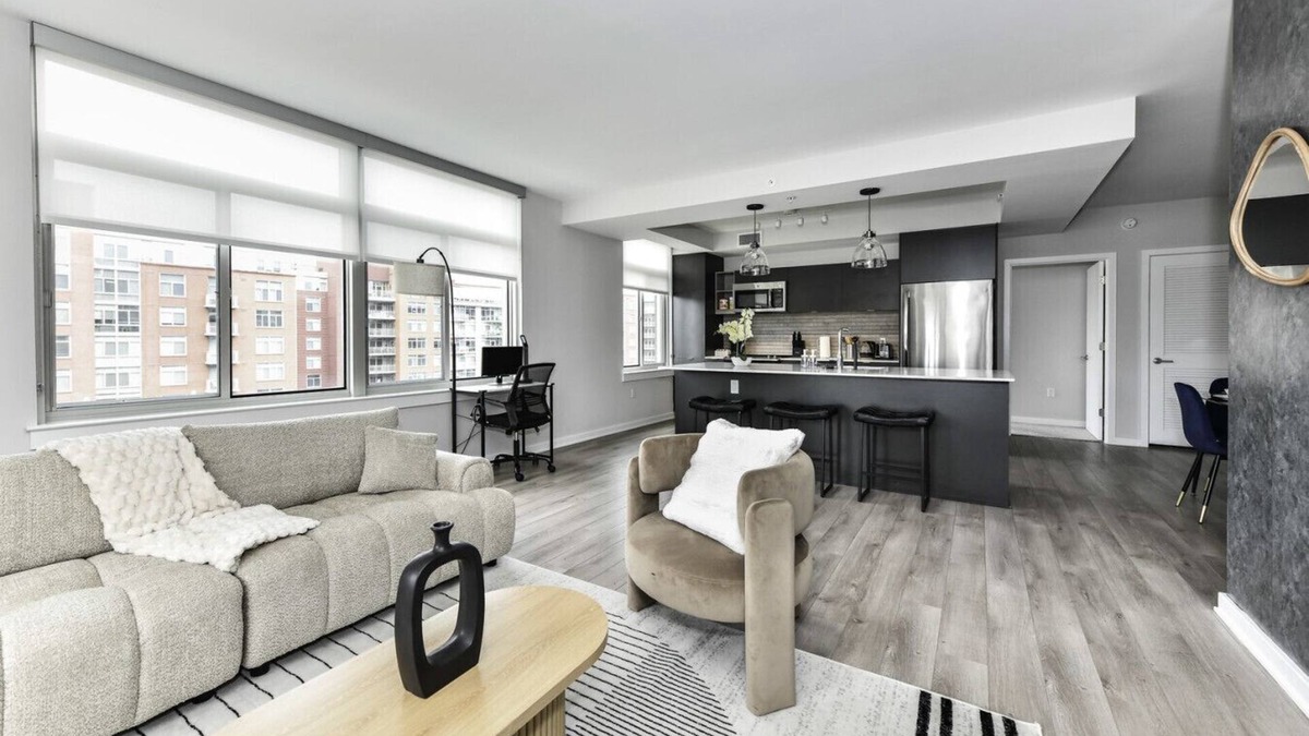 Crystal City Apartment | Modern 2BR Oasis with Scenic Rooftop & Gym ﻿