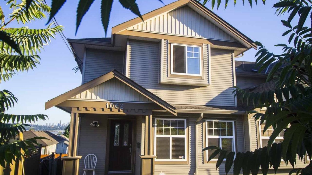 Coquitlam House | Modern 3 bdrm 3 bathrm, River view, Gym with pool table, ping pong, treadmill