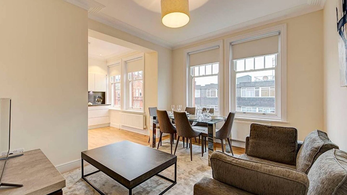 Ravenscourt Park Apartment | Modern 3 Bed Apartment next to the Park