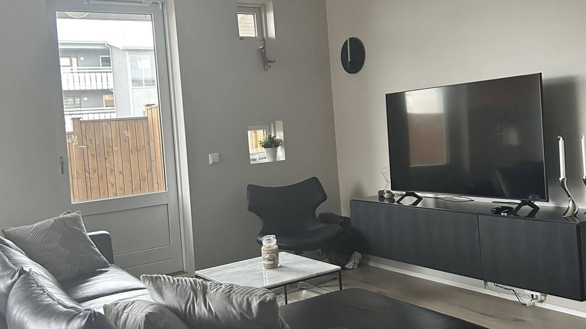Grafarvogur Apartment | Modern 3-Bed Apt in Reykjavík: Home with Office & Terrace