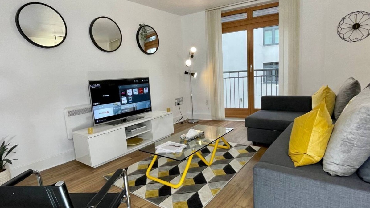 The Westside Apartment | Modern 3-Bed Flat in City Centre, Sleeps 8