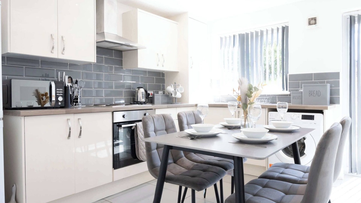 Leigh House | Modern 3 Bed Home with Parking & Garden
