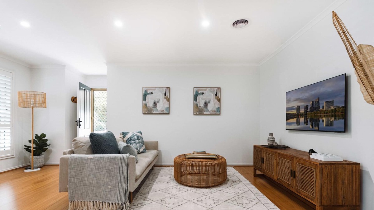 Lyons House | Modern 3-Bed House with Picturesque Courtyard