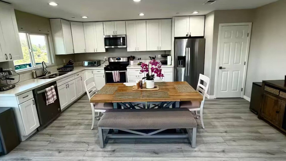 Linda Vista House | Modern 3-bed Hub resort/ping pong & pool table. Game room