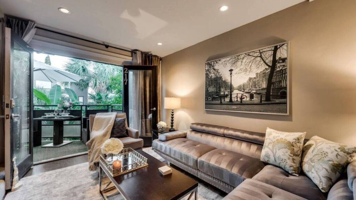Old East Dallas Condo | Modern 3-bed loft with pool, courtyard, and prime walkable Dallas location.