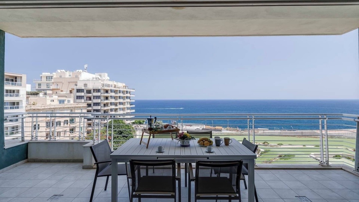 Sliema Condo | ✨ Modern 3-bed seafront apartment on the 6th floor of Sliema’s award-winning Fort Cambridge 🌊. Luxury living with stunning views in Malta’s most vibrant town.