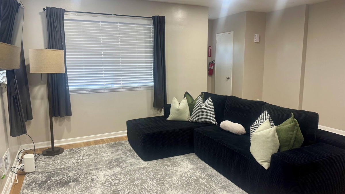 Silver Spring House | Modern 3-bed-Townhouse-Sleep 6 Near DC Family Friendly