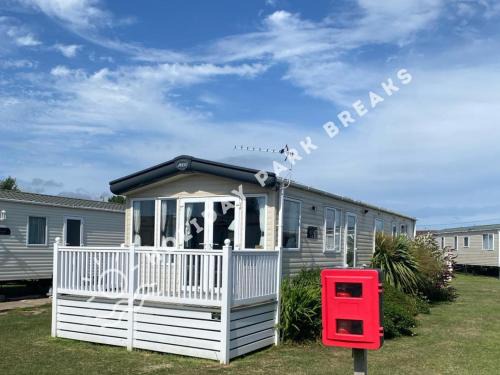 Selsey House | Modern 3 bed; West Sands @ Seal Bay Resort