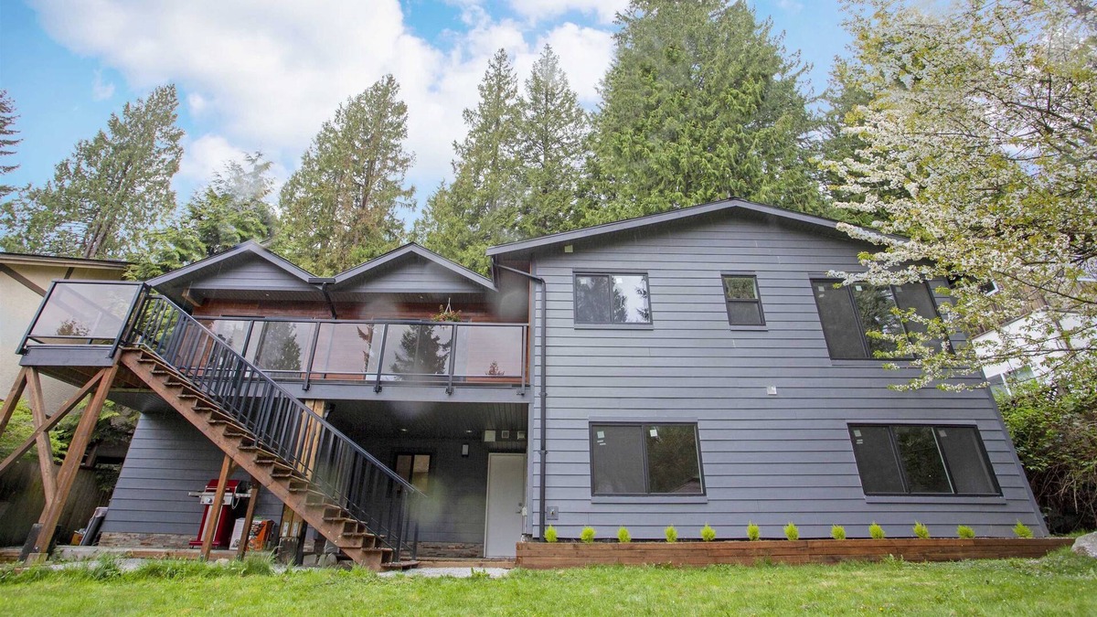 District of North Vancouver House | Modern 3 Bedrooms, 2 Bathrooms, 2 kitchens, Fully Renovated Garden level