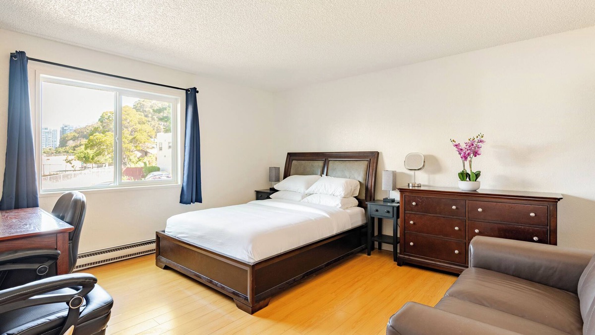 Albany Apartment | Modern 3-Bedroom 2 Bathroom Suite with AC, Perfect for Family and Work Group