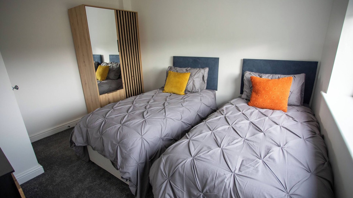 Huddersfield Apartment | Modern 3-bedroom apartment with WiFi in Newsome- sleeps 6 !