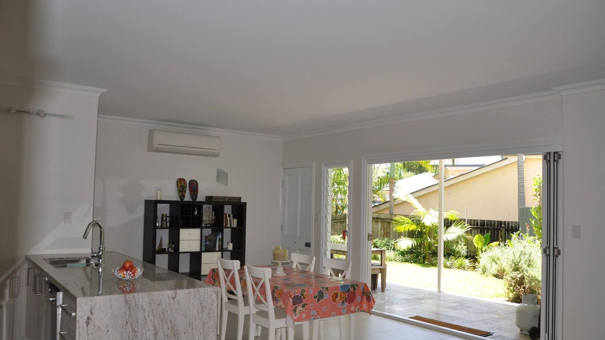 Woolloongabba Apartment | Modern 3 Bedroom Unit, Patio, leafy Yard, Pool.
