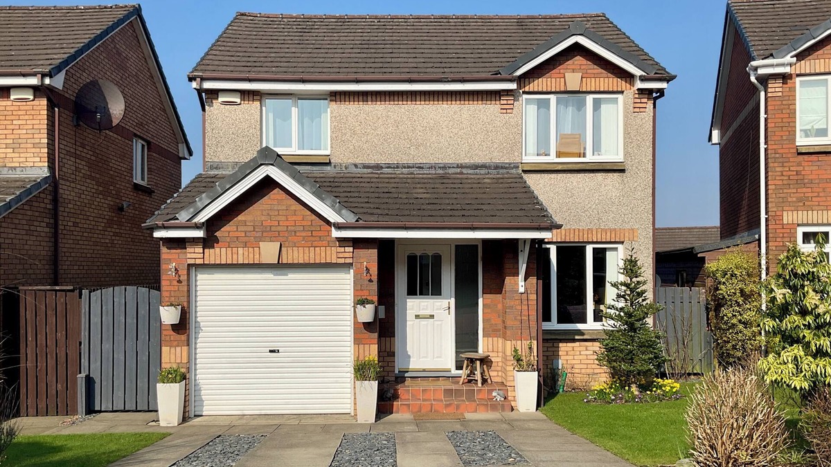 Glasgow House | Modern 3 Bedroom Detached Home with Private Garden