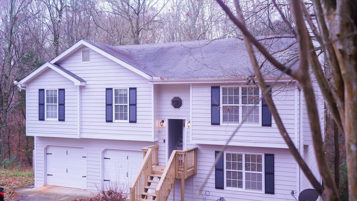 Auburn House | Modern 3 Bedroom Home w Theater Room & Laundry Area: Your Ultimate Comfort Zone