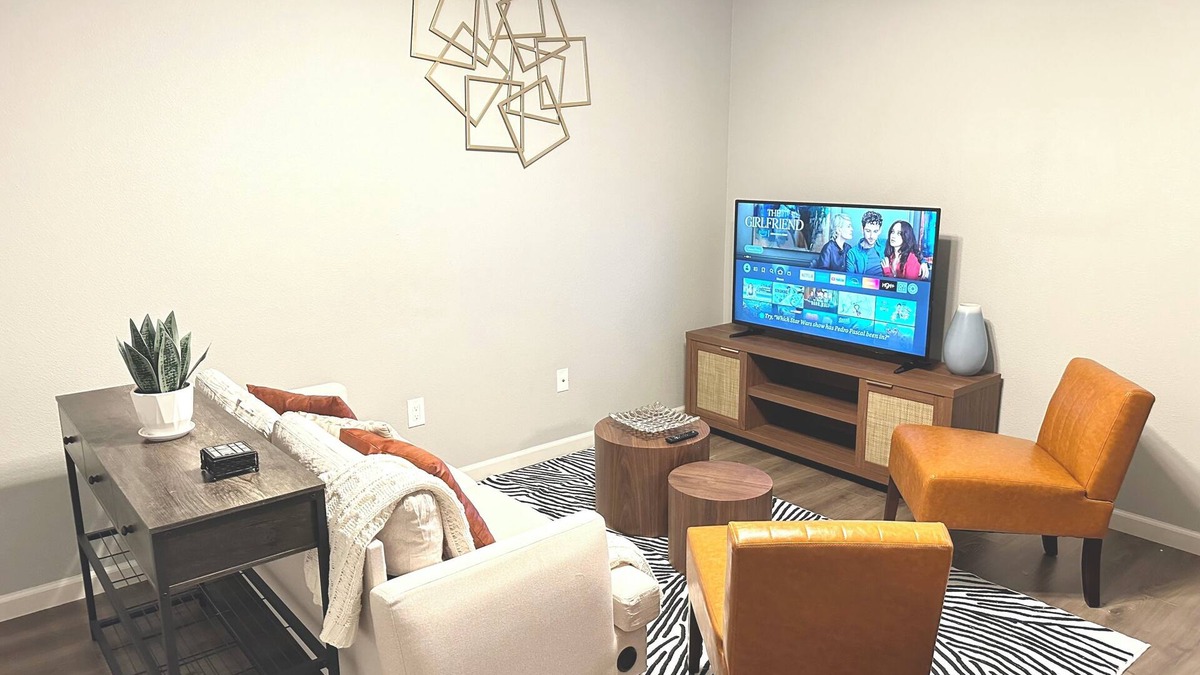 Southeastern Sacramento House | Modern 3-bedroom house : walking distance to UC Davis Hospital.