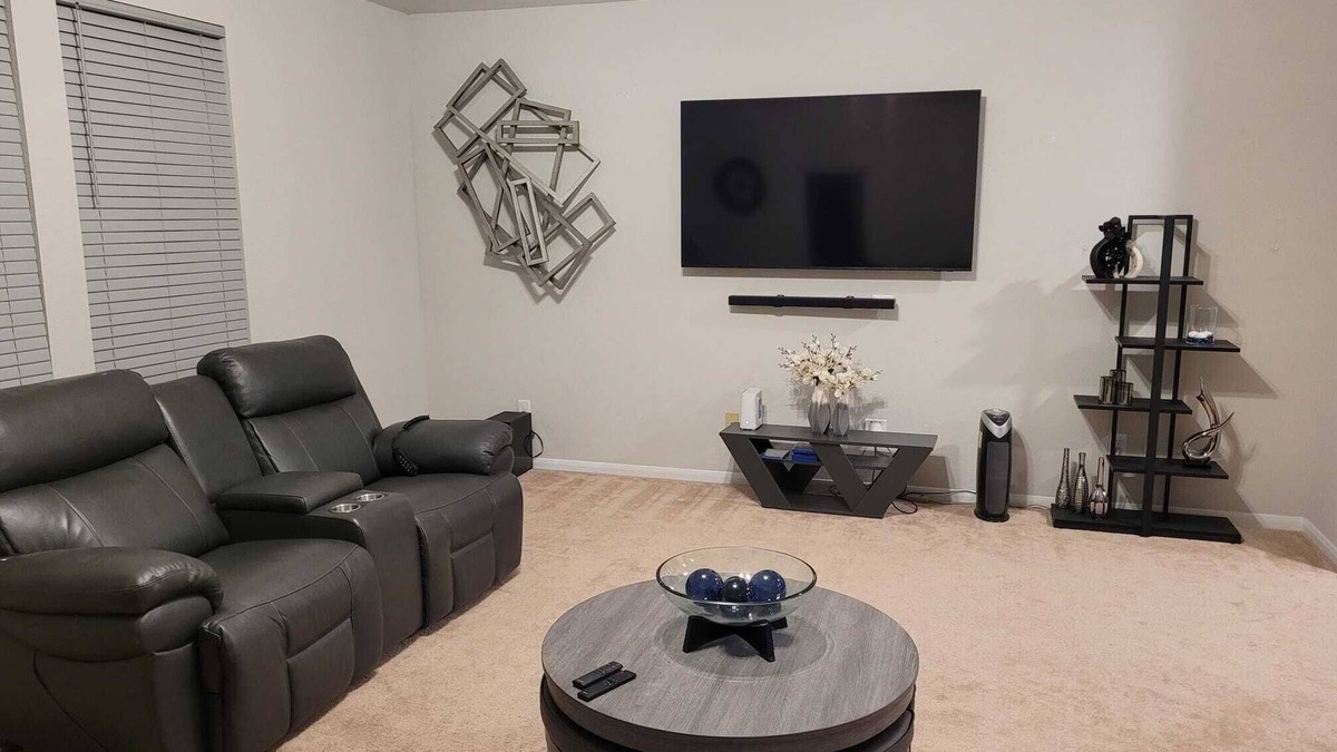 Fresno House | Modern 3-bedroom House with WiFi, AC. Weekday specials! Book your stay now!