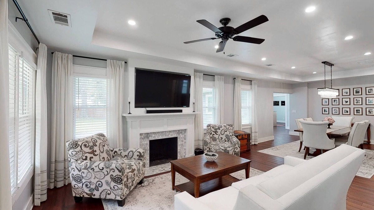 Garden City House | Modern 3 BR bungalow sleep 8, family/pet friendly, 15 min from downtown/outlets
