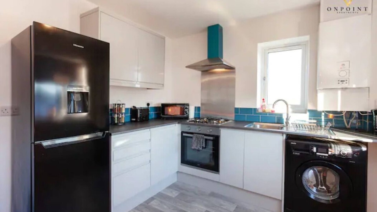 Smethwick Apartment | Modern 3-Storey Apartment & Free Parking