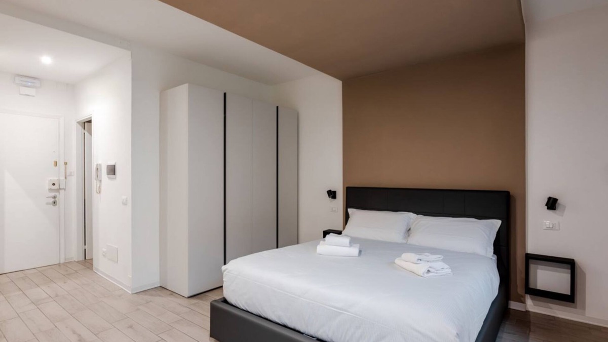 Padova House | Modern 35 sqm studio apartment, perfect for 2 people, located on the third floor of a building with a lift. The apartment is in a strategic position, just 4 minutes walk from the train station and 11 minutes walk from the Scrovegli Chapel, where you can
