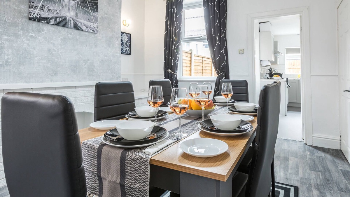 Swinton House | Modern 3BD House, free parking, Manchester/Salford