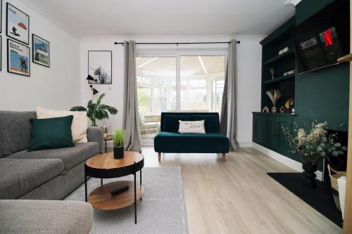 Newton St Loe House | Modern 3BR Bath Home, Sleeps 6, Driveway Parking, Families & Contractors Stay