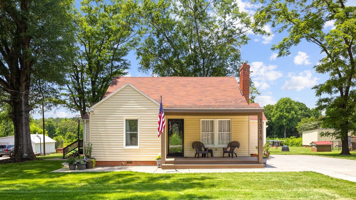 Mount Mourne House | Modern 3BR Charm In Mooresville/PETS WELCOME