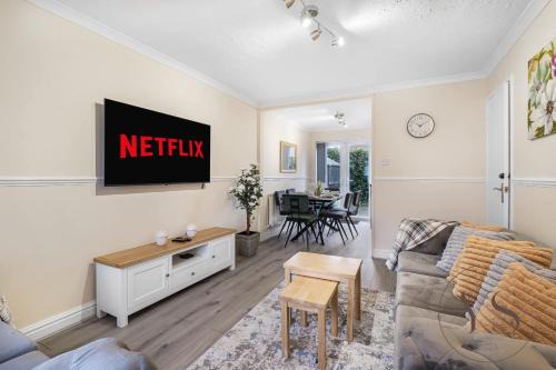 Tipton House | Modern 3BR Family Home in 14 Hempole Lane Near Dudley with Netflix, Wi-Fi & Free Parking