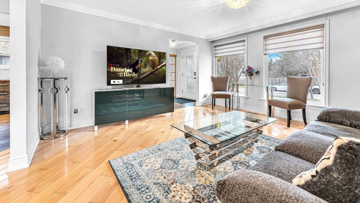 Erin Mills House | Modern 3BR Home w KING bed WFH setup and Parking