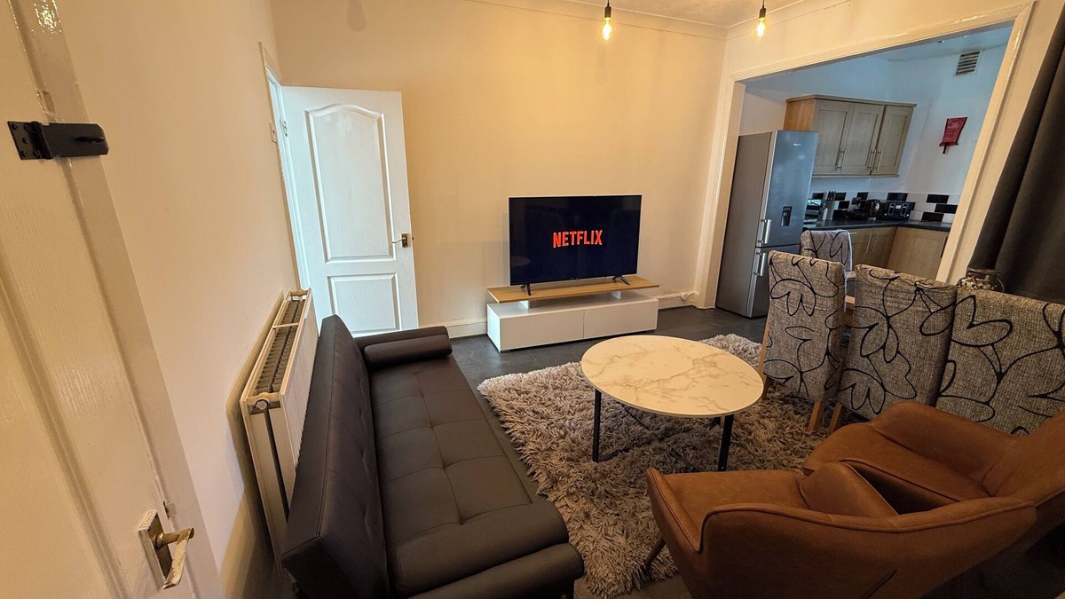 Doncaster House | Modern 3BR Near Town Families, Corporate & Contractors Sleeps 10