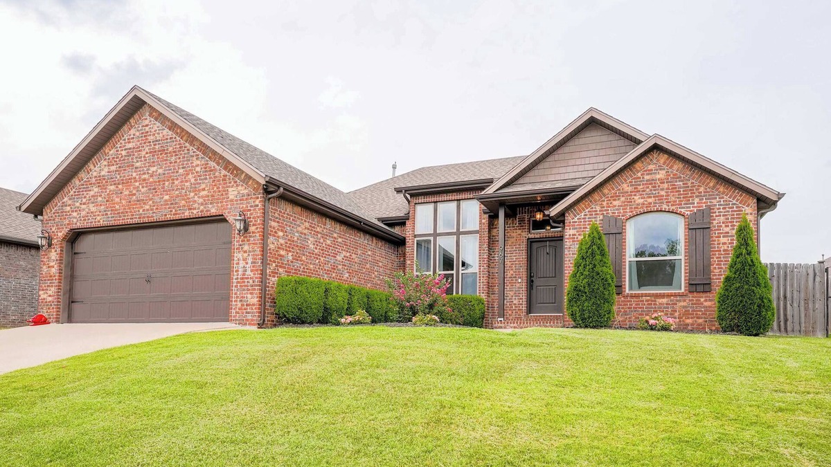 Cave Springs House | Modern 3BR Retreat EV Charger Fenced Yard by XNA