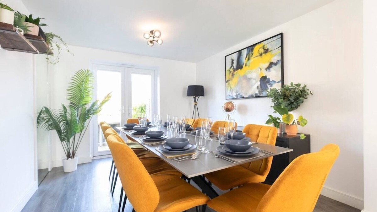 Cheltenham House | Modern 4 Bed 3 Bath Home Close to the Town Centre