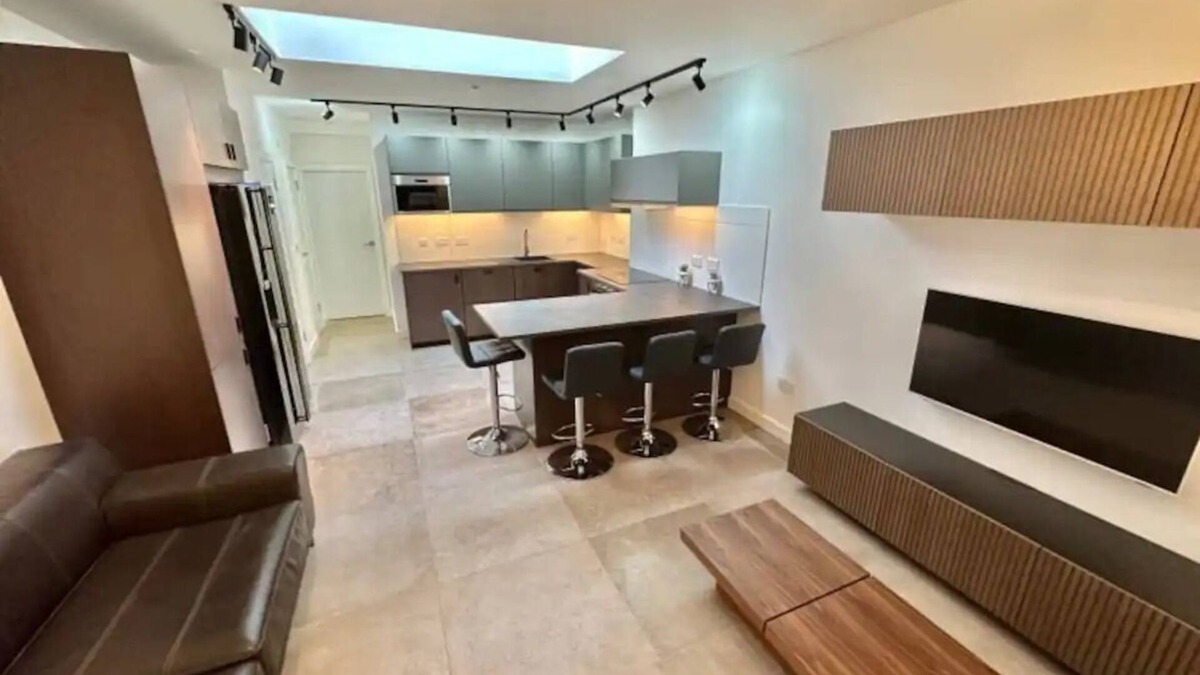 Huddersfield House | Modern 4 bed 4 en-suite house - Great location