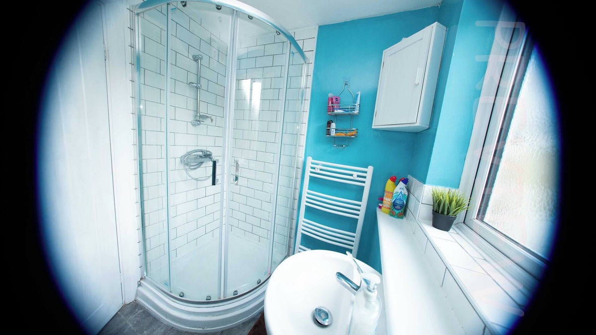Gillingham House | Modern 4 bed Gillingham house (City Centre) with parking and free wifi
