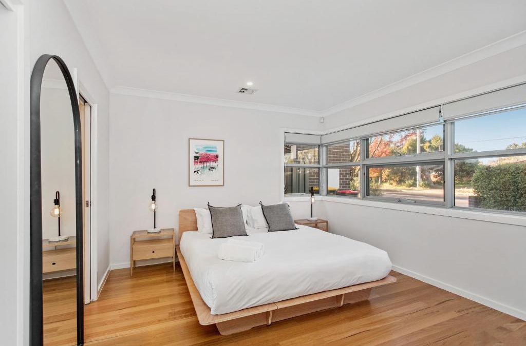 Downer House | Modern 4-Bed House with Jacuzzi 15 min from CBD