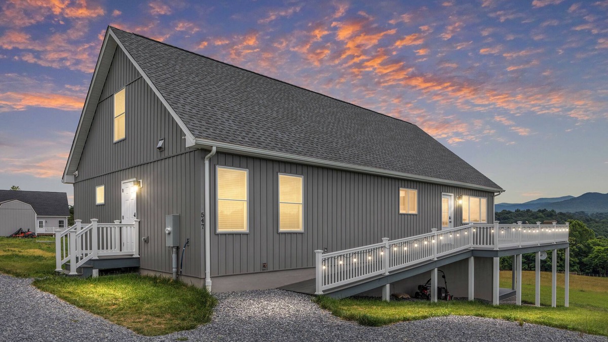 Stanley House | Modern 4-bedroom Country House in Stanley with A Big Sky View!