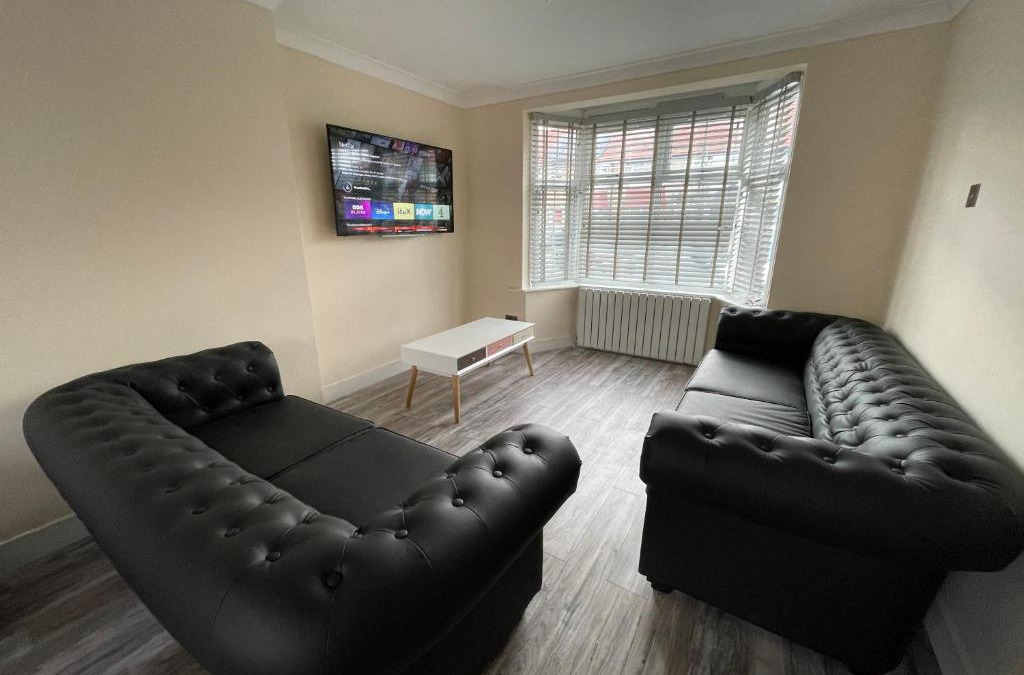 Hillingdon East House | Modern 4-bedroom entire house with Garden