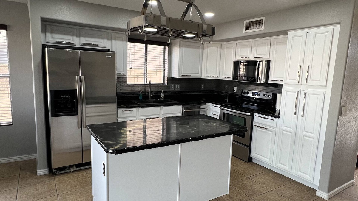 Avondale House | Modern 4 Bedroom Home with Pool