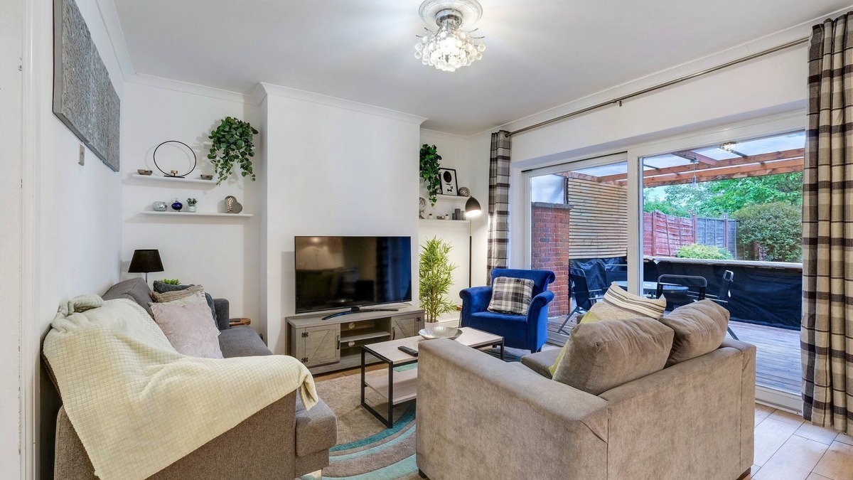 London Borough of Hounslow House | Modern 4 Bedroom House with Garden in Feltham
