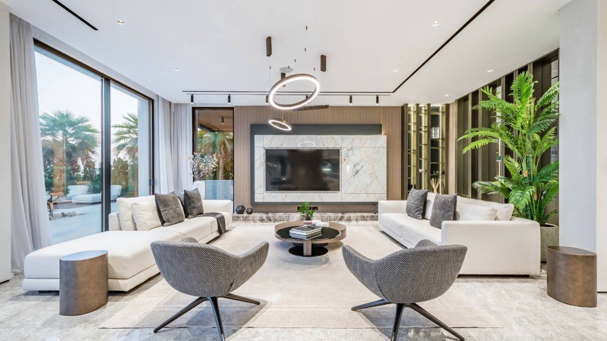 Palm Jumeirah Villa | Modern 4-Bedroom Villa on Palm Jumeirah, with gym and 2 maid's rooms