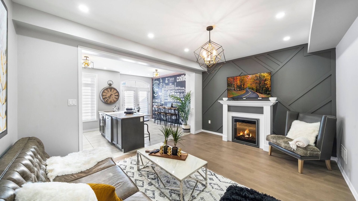Hurontario House | Modern 4 Level home-Game room/Parking/Near Airport