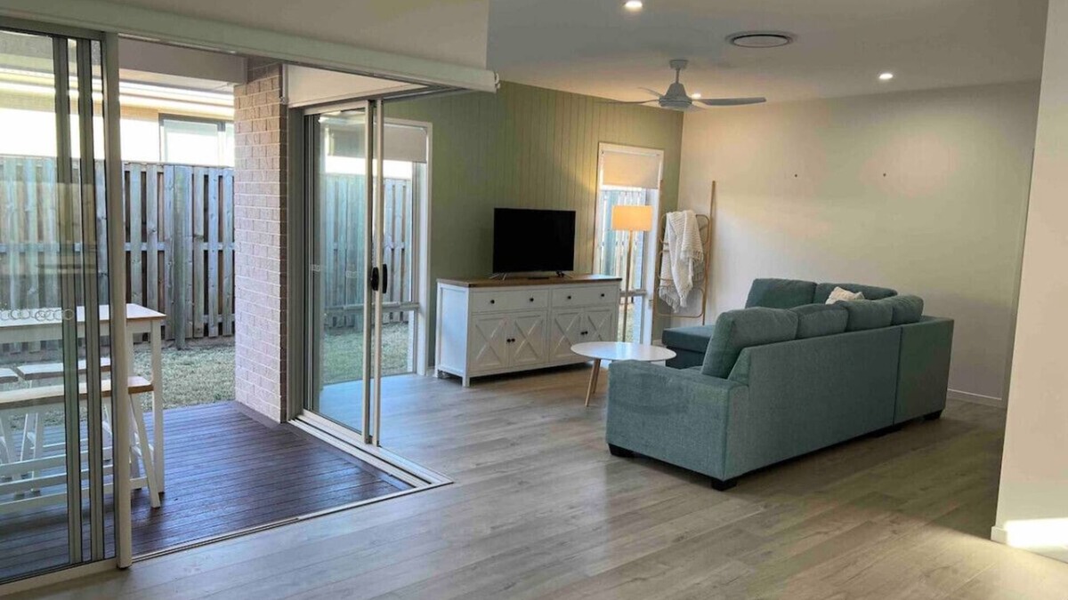 Bundamba House | Modern 4bedroom home charming family friendly Ipswich home