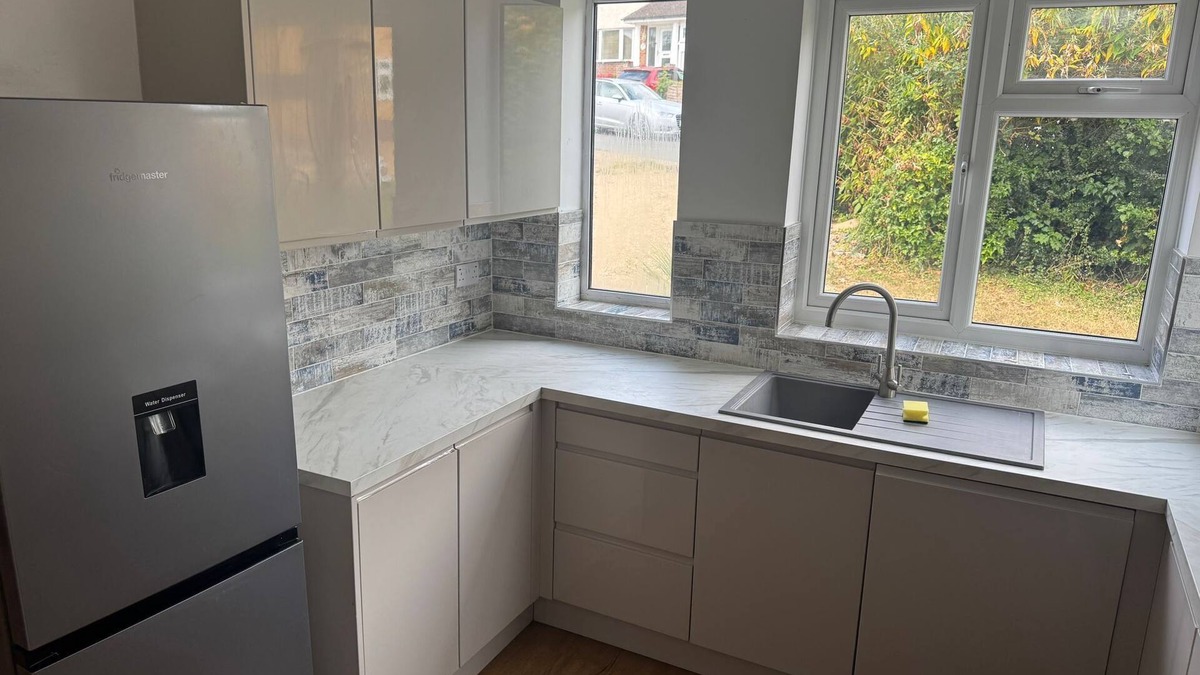 High Wycombe House | Modern 4BR, 2BA Family Home – Sleeps 8, Garden, Parking, Near Station