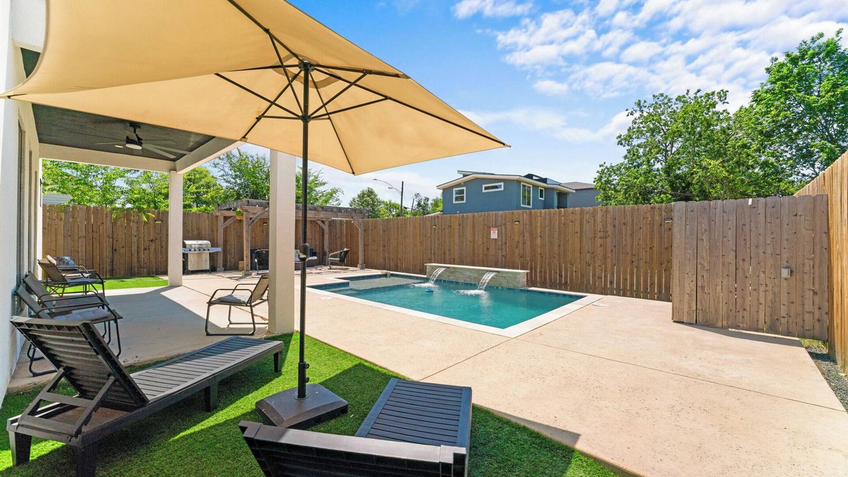 West Dallas House | Modern 5 BD|4 BR with Pool & Downtown Views