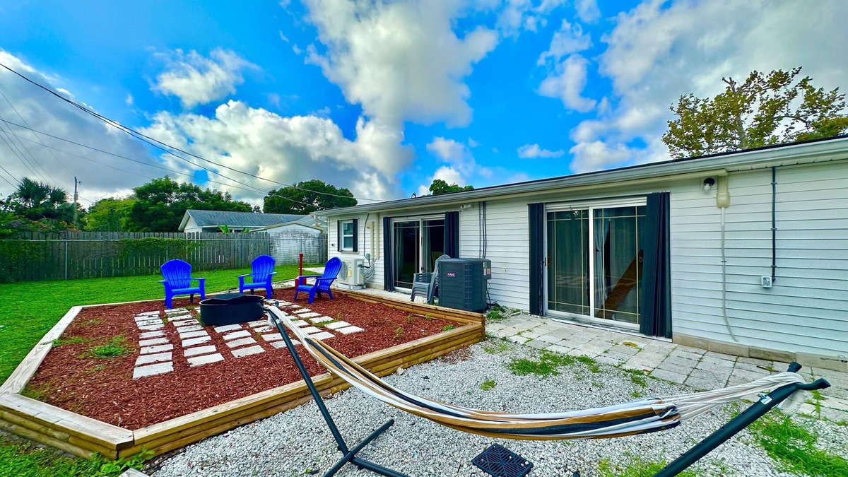 Tropic House | Modern 5 Bedroom Home 8 minutes from Beach