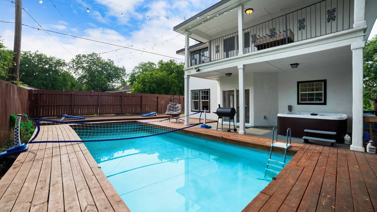 Pecan Valley House | Modern 5 BR Sleeps 16 with Pool, Spa, Air Hockey, BBQ & Games Near Downtown!