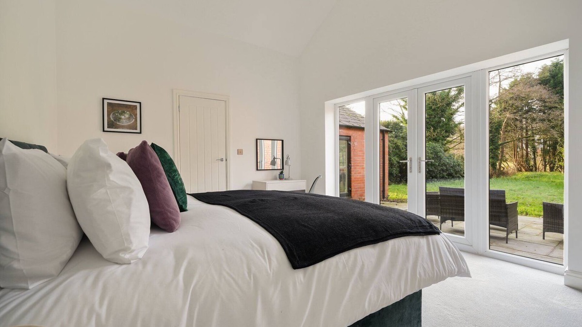 Knowsley Apartment | Modern 5BR Victorian Home in Liverpool